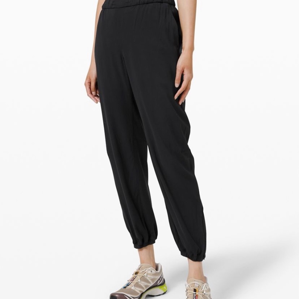 Lululemon essential Affinity Mid Rise Jogger 27"